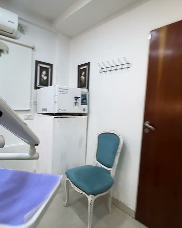 Sala del consultorio con sillas de espera