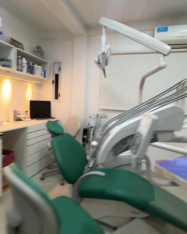 Sillón odontológico y escritorio del consultorio